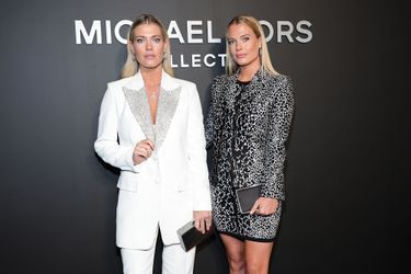 Amelia et Eliza Spencer au défilé Michael Kors lors de la Fashion Week de New York le 15 février 2022