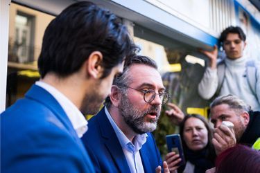 Le député Romain Grau, samedi 22 janvier pris à partie par des manifestants anti-pass vaccinal. 