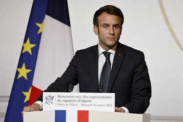 Emmanuel Macron devant un parterre de rapatriés réunis à l&#039;Elysée.