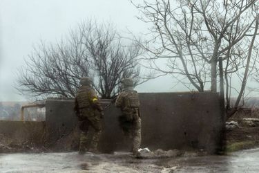 Des membres des forces armées ukrainiennes prennent position après que le président russe Vladimir Poutine a lancé une opération militaire dans l'est de l'Ukraine, à Marioupol.