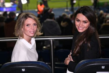 Sylvie Tellier et Diane Leyre dans les loges du Parc des Princes lors du huitième de finale aller de la Ligue des champions entre le PSG et le Real Madrid à Paris le 15 février 2022