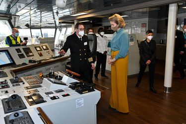 La reine des Belges Mathilde visite le navre-hôpital Global Mercy amarré au port d'Anvers, le 18 février 2022