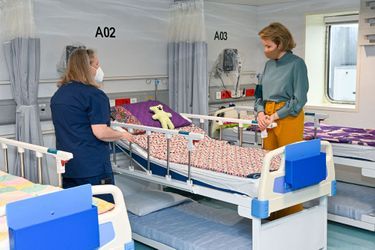 La reine des Belges Mathilde sur le navire-hôpital Global Mercy amarré à Anvers, le 18 février 2022