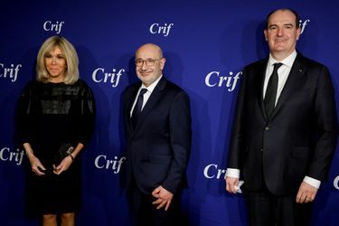 Roger Cukierman, président du Crif, entouré de la Première dame Brigitte Macron et du chef du gouvernement Jean Castex. 