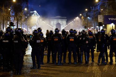La police sur les Champs-Elysées samedi soir.