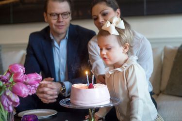 La princesse Estelle de Suède avec ses parents. Photo diffusée pour son 2e anniversaire, le 23 février 2014