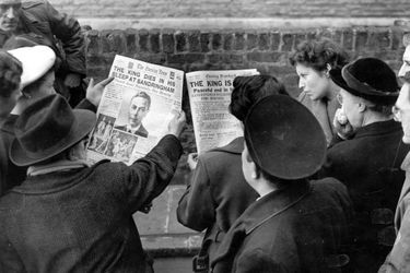 Des Londoniens le 6 février 1952, jour de la mort du roi George VI à Sandringham  