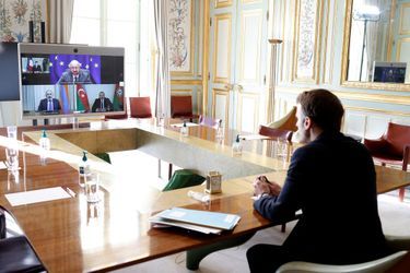 Le président français Emmanuel Macron s'est entretenu vendredi avec le Premier ministre arménien Nikol Pachinian et le président de l'Azerbaïdjan Ilham Aliev.