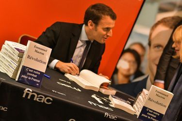 Emmanuel Macron, ici en novembre 2016. Le candidat à la présidentielle dédicaçait son livre à Paris. 