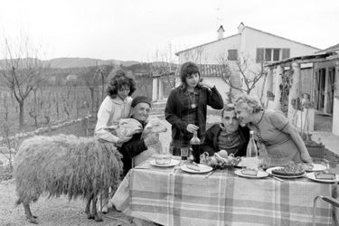 A Saint-Martin-de-Mougins, près de Grasse, Charles Aznavour a installé sa famille dans un mas aux nombreuses dépendances. De gauche à droite : Aïda Aznavour, chanteuse, Misha, le père, Patricia, 1S ans, la fille de Charles, et Knarr, la mère.