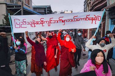 Protestation à Mandalay, en Birmanie, le 1er février 2022.