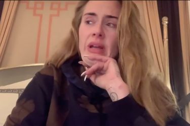 Adele a annoncé le report des concerts dans une vidéo diffusée sur les réseaux sociaux.