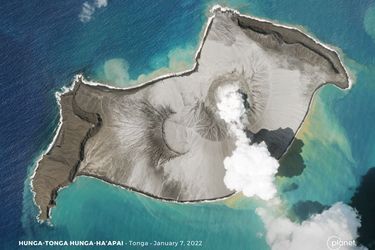 Vue aérienne du volcan Hunga Tonga-Hunga Ha&#039;apai, déjà fumant quelques jours avant l&#039;éruption de samedi.