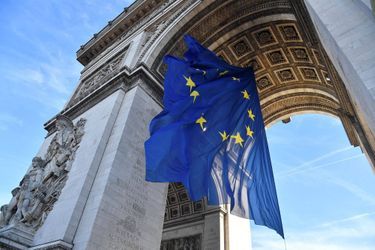 Une photo prise le 1er janvier 2022 montre le drapeau de l&#039;Union européenne sous l&#039;Arc de Triomphe, sur la place de l&#039;Etoile à Paris. 