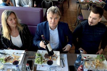 Fabien Roussel entouré de sa femme et d’un ami, le 15 janvier aux Champs Élysées, un restaurant de Saint-Amand-les-Eaux (59).