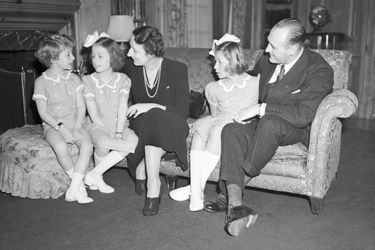 Le prince Harald de Norvège avec ses parents et ses deux sœurs aînées, le 27 décembre 1940 dans le Maryland