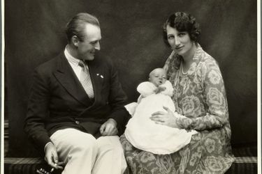 Le prince Harald de Norvège bébé avec son père le prince héritier Olav et sa mère la princesse Märtha de Suède 