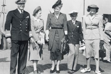 Le prince Harald de Norvège avec ses parents et ses deux sœurs aînées, le 30 juillet 1948