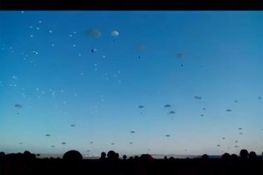 Une vidéo est censée montrer le déploiement de centaines de parachutistes russes près de Kharkov. Il s'agit en fait d'un exercice militaire.