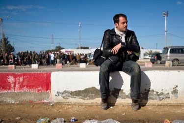 Rémi Ochlik, le 26 février 2011, au poste frontière de Ras Jdir, en Tunisie, où des dizaines de milliers de réfugiés libyens affluaient pour échapper aux combats dans leur pays.