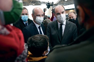 Avec Jean Castex, à Lyon, le 14 janvier. Le Premier ministre a pris en main le dossier des protocoles sanitaires à l’école. 