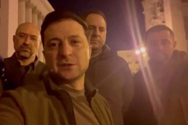 Le président ukrainien Volodymyr Zelensky a publié une vidéo vendredi soir, le 25 février 2022, pour montrer qu'il se trouvait toujours à Kiev.