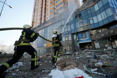 Un immeuble d'habitation touché par un missile à Kiev, le 26 février 2022.