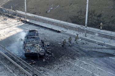 Un véhicule détruit sur la route de Kiev.