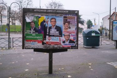 Des affiches de candidats, ici en décembre à Argenteuil. 
