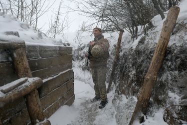 Un soldat ukrainien stationné à Krymske, près de la frontière avec la Russie.