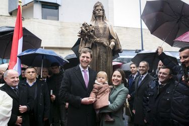 Le prince Leka II d'Albanie avec les princesses Elia et Geraldine lors de l'inauguration d'une statue de la reine Geraldine à Tirana, le 1er février 2022