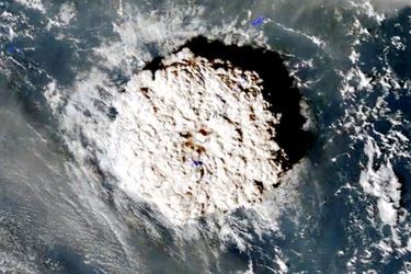 L&#039;éruption du volcan Hunga Tonga vue du ciel.