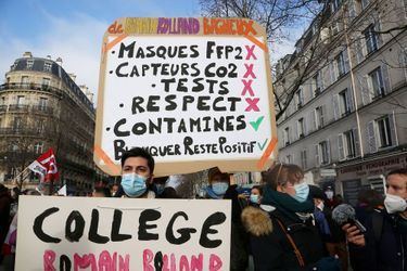 Dans la manifestation des enseignants à Paris, exaspérés par la gestion gouvernementale de l'épidémie, le 13 janvier 2022.