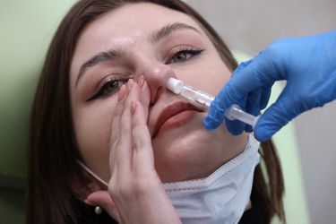Une volontaire reçoit le vaccin russe Spoutnik V contre le Covid-19, par voie nasale, dans une salle de vaccination à Moscou.