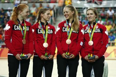 L&#039;équipe canadienne féminine de cyclisme sur piste, médaillée de bronze à Rio, composée d&#039;Allison Beveridge, Jasmin Glaesser,, Kirsti Lay et Georgia Simmerling.