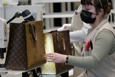 Une employée travaille sur un sac Louis Vuitton dans le nouvel atelier. 