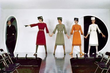 Cardin chasse les falbalas et marche vers le futur... En 1968, le couturier a toujours « la tête dans le futur ». Après les robes bulles et le col Mao des Beatles, il lance les robes Cardine, variations tricolores au-dessous du genou.
