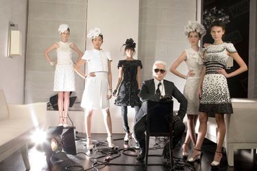 Lagerfeld ou Karl Imperator... Pour la haute couture Chanel printemps-été 2009, Karl Lagerfeld livre l’une des plus belles collections de sa carrière. « J’ai pensé à l’air du temps, a-t-il expliqué, essayé de trouver une interprétation graphique, linéaire, claire, la page blanche, le point zéro et on repart. »