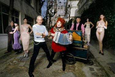 Gaultier renverse les tabous et défie les préjugés... 3 mars 1995. Sur une scène de défilé, le couturier pose en marinière, son vêtement fétiche. À ses côtés, l’accordéoniste Yvette Horner, la reine des bals populaires, devenue son égérie.