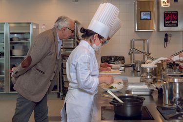 Dans son école de cuisine de Meudon, qui accueille 200 élèves de 70 nationalités. 