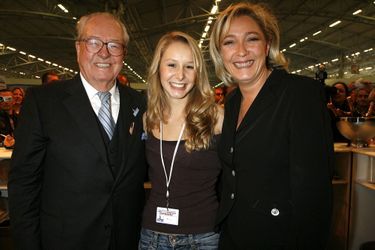 Ici en 2006, Jean-Marie Le Pen avec sa petite-fille Marion et sa fille Marine. 