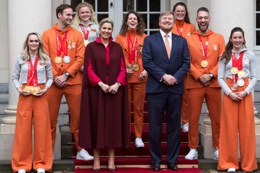 La reine Maxima et le roi Willem-Alexander des Pays-Bas avec les athlètes néerlandais médaillés aux JO d'hiver de Pékin, à La Haye le 22 février 2022