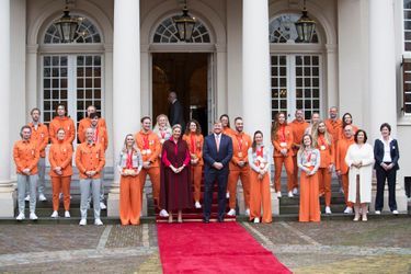 La reine Maxima et le roi Willem-Alexander des Pays-Bas avec les athlètes néerlandais médaillés aux JO d'hiver de Pékin, le 22 février 2022 à La Haye