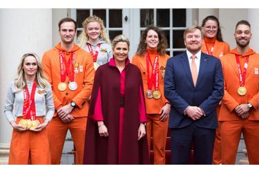 La reine Maxima et le roi Willem-Alexander des Pays-Bas avec les athlètes néerlandais médaillés aux Jeux olympiques d'hiver de Pékin, à La Haye le 22 février 2022