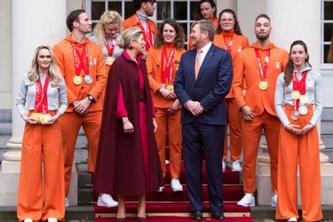 La reine Maxima et le roi Willem-Alexander des Pays-Bas avec certains des athlètes néerlandais médaillés aux JO d'hiver de Pékin, à La Haye le 22 février 2022