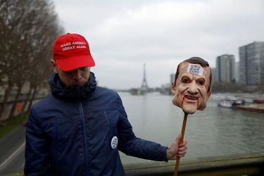 Un manifestant anti pass vaccinal samedi à Paris.