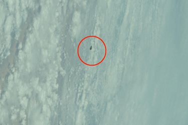 Cerclé de rouge, le triangle noir repéré sur ce cliché de la Nasa prise pendant la mission Apollo 8 en mars 1969.