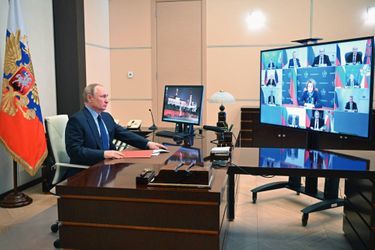 Vladimir Poutine seul aux commandes. Réunion avec le Conseil de sécurité de la fédération de Russie, depuis sa résidence de Novo-Ogaryovo, dans la région de Moscou, le 11 février. 