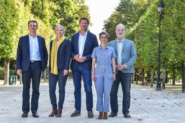 Les candidats à la primaire écologiste pour les présidentielles 2022 ; Eric Piolle, Delphine Batho, Yannick Jadot, Sandrine Rousseau et Jean-Marc Governatori, au Parc de Blossac à Poitiers le 20 août.