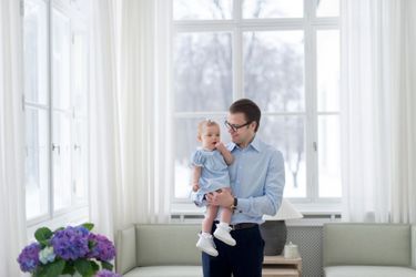 La princesse Estelle de Suède avec son père le prince Daniel. Photo diffusée pour son 1er anniversaire, le 23 février 2013